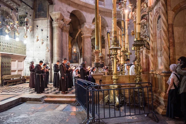 Иерусалим Израель Мая 2018 Года Францисканские Монахи Молятся Перед Гробницей — стоковое фото
