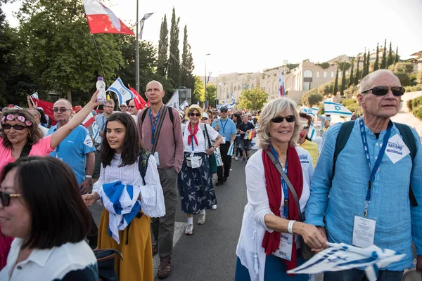 Jerusalem Israel Maio 2018 Multidão Cristãos Marchando Pelas Ruas Jerusalém — Fotografia de Stock