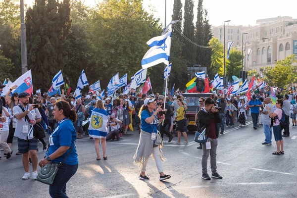 Jerusalem Israel Maio 2018 Multidão Cristãos Marchando Pelas Ruas Jerusalém — Fotografia de Stock