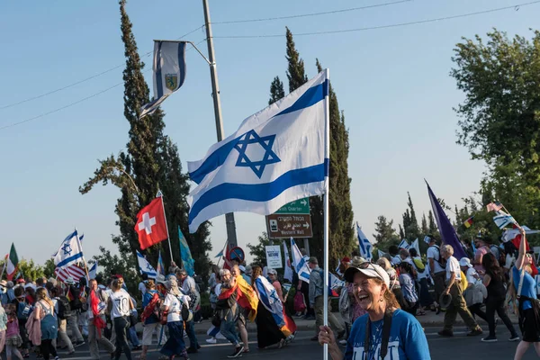 Jerusalem Israel May 2018 Crowd Christian People Marching Streets Jerusalem — Stock Photo, Image