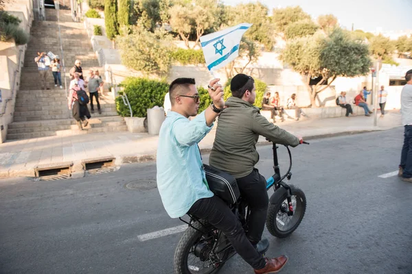 Jerusalem Israel Maio 2018 Multidão Cristãos Marchando Pelas Ruas Jerusalém — Fotografia de Stock