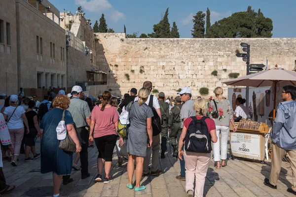 Jerusalem Israel Maio 2018 Judeus Turistas Rezando Muro Ocidental Lamentando — Fotografia de Stock
