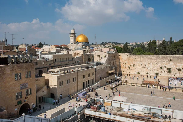 以色列耶路撒冷 2018年5月15日 犹太人和游客参观西墙 圆顶岩石和寺庙登上在背景 — 图库照片