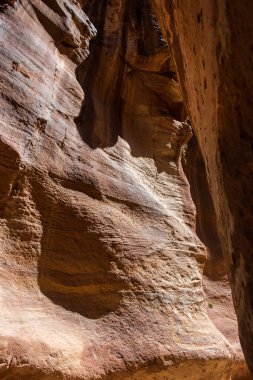 Siq, Petra, Ürdün, kumtaşı kanyonda hazine giderken