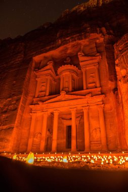 Petra tarafından gece, Jordan. Petra, hazine ve mum ışıkları tarafından aydınlatılmış Siq canyon sembolü