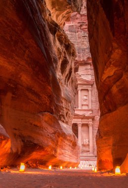 Petra tarafından gece, Jordan. Petra, hazine ve mum ışıkları tarafından aydınlatılmış Siq canyon sembolü
