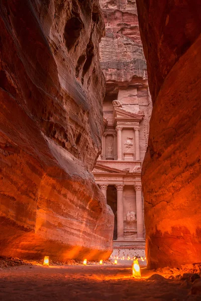 Petra tarafından gece, Jordan. Petra, hazine ve mum ışıkları tarafından aydınlatılmış Siq canyon sembolü