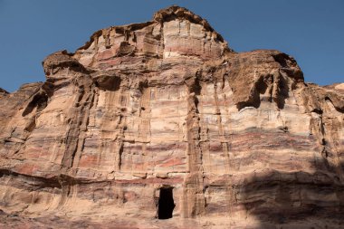 Giriş bir mağaradan, Petra, Ürdün Kraliyet Mezarı. Yeraltı antik kaya oyma mezar yeri olarak kullanılan,