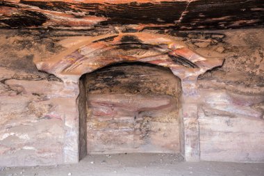 İçinde bir kraliyet mezarı: Petra, Jordan. Oyma, yeraltı antik kaya mezar yeri olarak kullanılan mağara