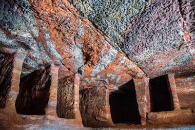 İçinde bir kraliyet mezarı: Petra, Jordan. Oyma, yeraltı antik kaya mezar yeri olarak kullanılan mağara