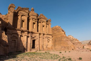 Cephe günbatımı ışıklar içinde manastır. Petra, Jordan