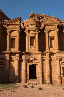 Cephe günbatımı ışıklar içinde manastır. Petra, Jordan