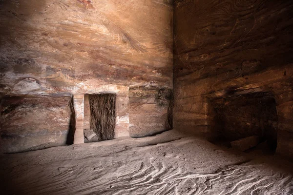 Dentro Túmulo Real Petra Jordânia Escultura Rochosa Antiga Subterrânea Caverna — Fotografia de Stock