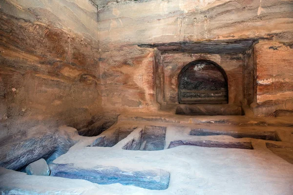 中でペトラ ヨルダン王家の墓 地下の古代岩石彫刻 洞窟の埋葬の場所として使用されます — ストック写真