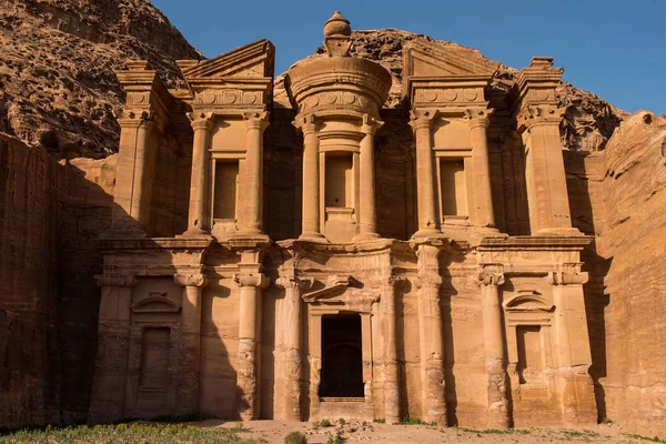Cephe günbatımı ışıklar içinde manastır. Petra, Jordan