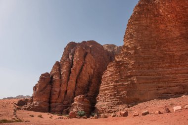 Girişinde Khazali Kanyon, antik yazıtlar içeren gorge. Wadi Rum, Ürdün