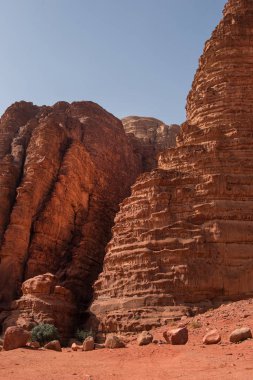 Girişinde Khazali Kanyon, antik yazıtlar içeren gorge. Wadi Rum, Ürdün