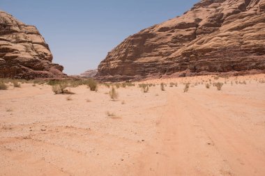 Uçurumlar, kurak çöl yatay. Burrah Kanyonu, Wadi Rum, Ürdün