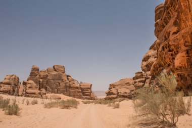 Uçurumlar, kurak çöl yatay. Burrah Kanyonu, Wadi Rum, Ürdün
