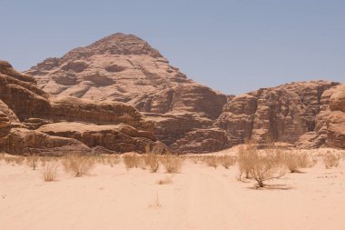 Uçurumlar, kurak çöl yatay. Burrah Kanyonu, Wadi Rum, Ürdün