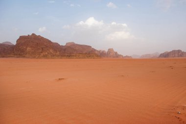 Wadi Rum çöl, Jordan. Kumtaşı kayalıklarla ve çölde kum tepeleri