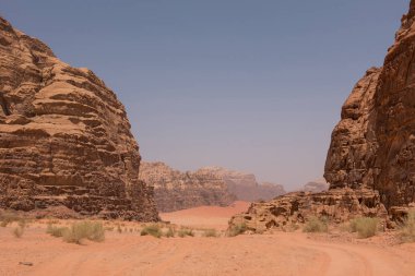 Wadi Rum çöl, Jordan. Kumtaşı kayalıklarla ve çölde kum tepeleri