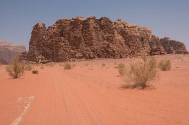 Wadi Rum çöl, Jordan. Kumtaşı kayalıklarla ve çölde kum tepeleri