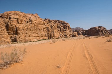 Wadi Rum çöl, Jordan. Kumtaşı kayalıklarla ve çölde kum tepeleri