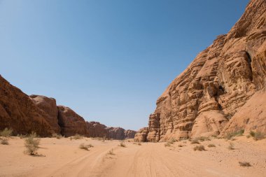 Wadi Rum çöl, Jordan. Kumtaşı kayalıklarla ve çölde kum tepeleri