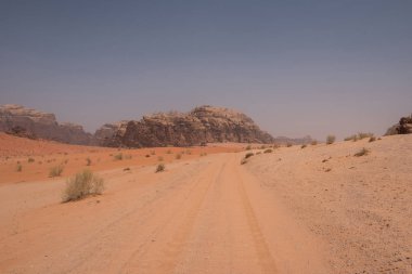 Wadi Rum çöl, Jordan. Kumtaşı kayalıklarla ve çölde kum tepeleri