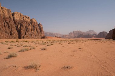 Wadi Rum çöl, Jordan. Kumtaşı kayalıklarla ve çölde kum tepeleri