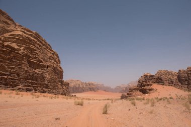 Wadi Rum çöl, Jordan. Kumtaşı kayalıklarla ve çölde kum tepeleri
