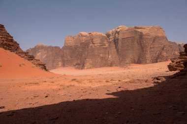 Wadi Rum çöl, Jordan. Kumtaşı kayalıklarla ve çölde kum tepeleri