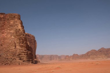 Wadi Rum çöl, Jordan. Kumtaşı kayalıklarla ve çölde kum tepeleri