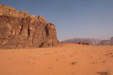 Wadi Rum çöl, Jordan. Kumtaşı kayalıklarla ve çölde kum tepeleri