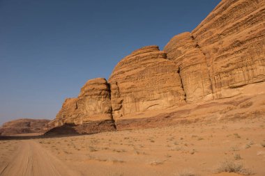 Wadi Rum çöl, Jordan. Kumtaşı kayalıklarla ve çölde kum tepeleri