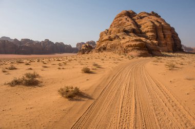 Wadi Rum çöl, Jordan. Kumtaşı kayalıklarla ve çölde kum tepeleri