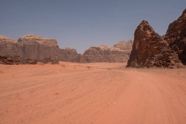 Kırmızı kum tepeleri ve kumtaşı kayalıklarla çölde Wadi Rum, Jordan
