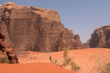 Kırmızı kum tepeleri ve kumtaşı kayalıklarla çölde Wadi Rum, Jordan