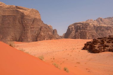 Kırmızı kum tepeleri ve kumtaşı kayalıklarla çölde Wadi Rum, Jordan
