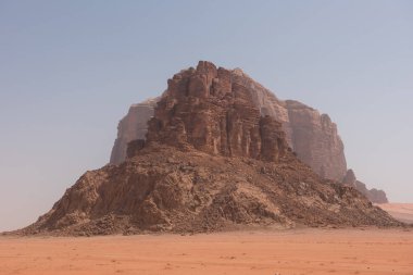 Wadi Rum çöl, Jordan doğal görünümünü. Kum tepeleri ve kumtaşı kayalıklarla Khor El Ajram kayadan görüntülemek