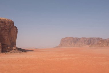 Wadi Rum çöl, Jordan doğal görünümünü. Kum tepeleri ve kumtaşı kayalıklarla Khor El Ajram kayadan görüntülemek