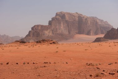 Wadi Rum çöl, Jordan doğal görünümünü. Kum tepeleri ve kumtaşı kayalıklarla Khor El Ajram kayadan görüntülemek