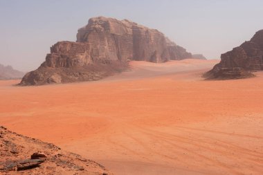 Wadi Rum çöl, Jordan doğal görünümünü. Kum tepeleri ve kumtaşı kayalıklarla Khor El Ajram kayadan görüntülemek
