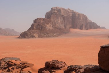 Wadi Rum çöl, Jordan doğal görünümünü. Kum tepeleri ve kumtaşı kayalıklarla Khor El Ajram kayadan görüntülemek