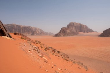 Wadi Rum çöl, Jordan doğal görünümünü. Kum tepeleri ve kumtaşı kayalıklarla Khor El Ajram kayadan görüntülemek