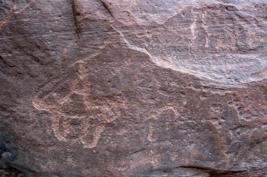 Deve kervan ve insanlar temsil eden kaya antik Nabatean ve Thamudic yazıtları. Khazali Kanyon, Wadi Rum çöl, Jordan
