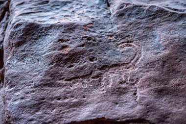 Deve kervan ve insanlar temsil eden kaya antik Nabatean ve Thamudic yazıtları. Khazali Kanyon, Wadi Rum çöl, Jordan