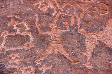Anfashieh tarih öncesi yazıtlar ve taş bir duvara petroglyps. Wadi Rum, Jordan Nabatean ve Thamudic dönemde deve kervanı gösteren kaya resimler