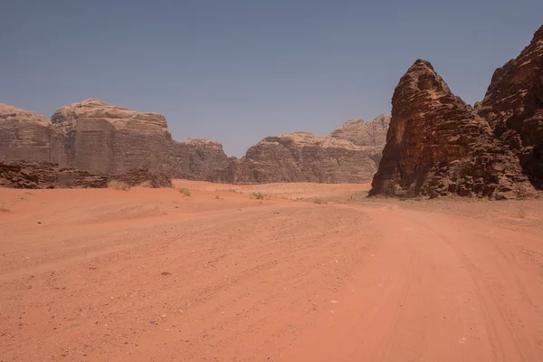 Kırmızı kum tepeleri ve kumtaşı kayalıklarla çölde Wadi Rum, Jordan